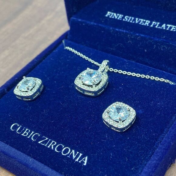 MACY’S CUBIC ZIRCONIA SILVER NECKLACE AND STUD EARRINGS SET K961 - Picture 2 of 4